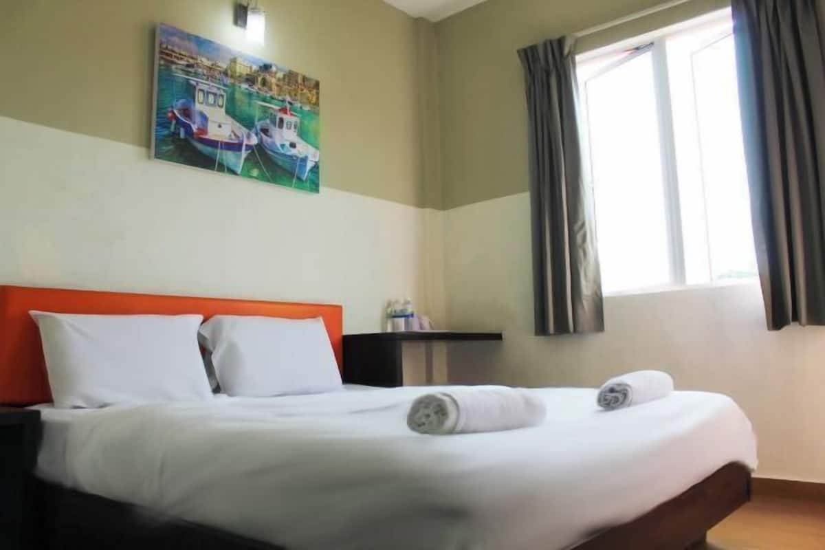 1 bedroom, desk, free WiFi, bed sheets