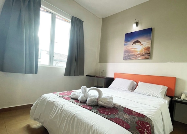 Habitación doble Deluxe, 1 cama Queen size | Escritorio, wifi gratis y ropa de cama 