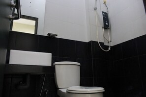 Shower, free toiletries, hair dryer, towels -  JQ Suria Hotel (Ipoh)