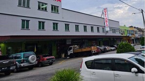 A building with a sign reading "HOTEL SURIA" and a smaller sign below it reading "HOTEL EL SURIA". -  JQ Suria Hotel (Ipoh)
