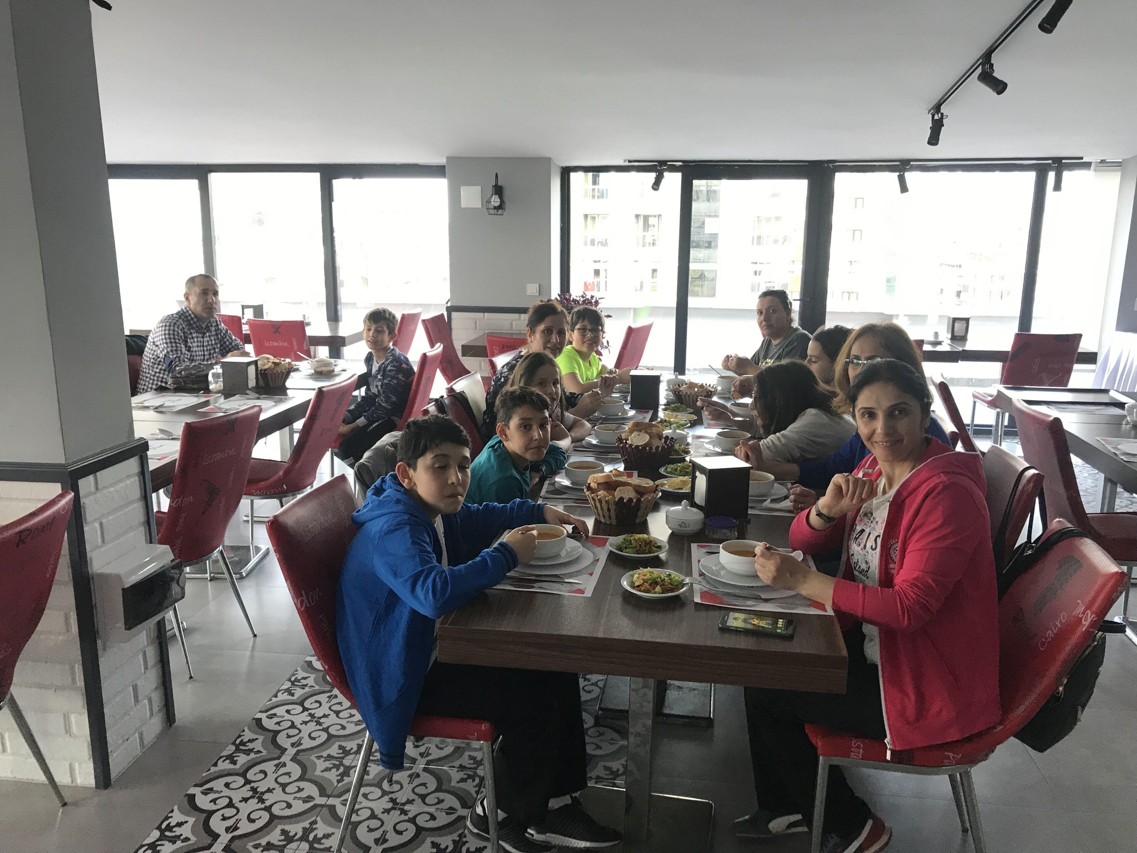 Petit déjeuner, déjeuner et dîner servis sur place