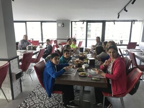 供应早餐、午餐和晚餐