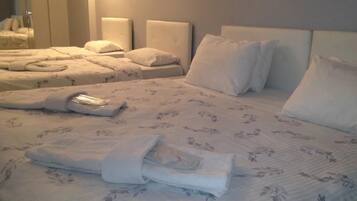 Chambre Triple Standard | Bureau, fer et planche à repasser, Wi-Fi gratuit