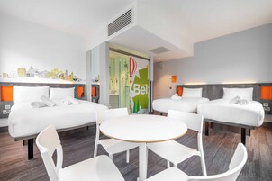 1 habitación, sistema de insonorización y tabla de planchar con plancha 