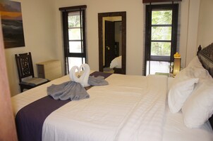 Room B | Cofres nos quartos, escrivaninha, ferros/tábuas de passar roupa