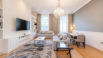 Two Bedroom Executive with Balcony/Terrace | Wohnbereich | LCD-Fernseher, DVD-Player