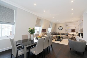 Penthouse de lujo, 3 habitaciones | Área de sala de estar | Televisión LCD y reproductor de DVD 