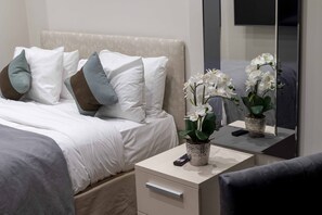 One bedroom apartment - Lower Ground Floor | Draps en coton égyptien, coffres-forts dans les chambres