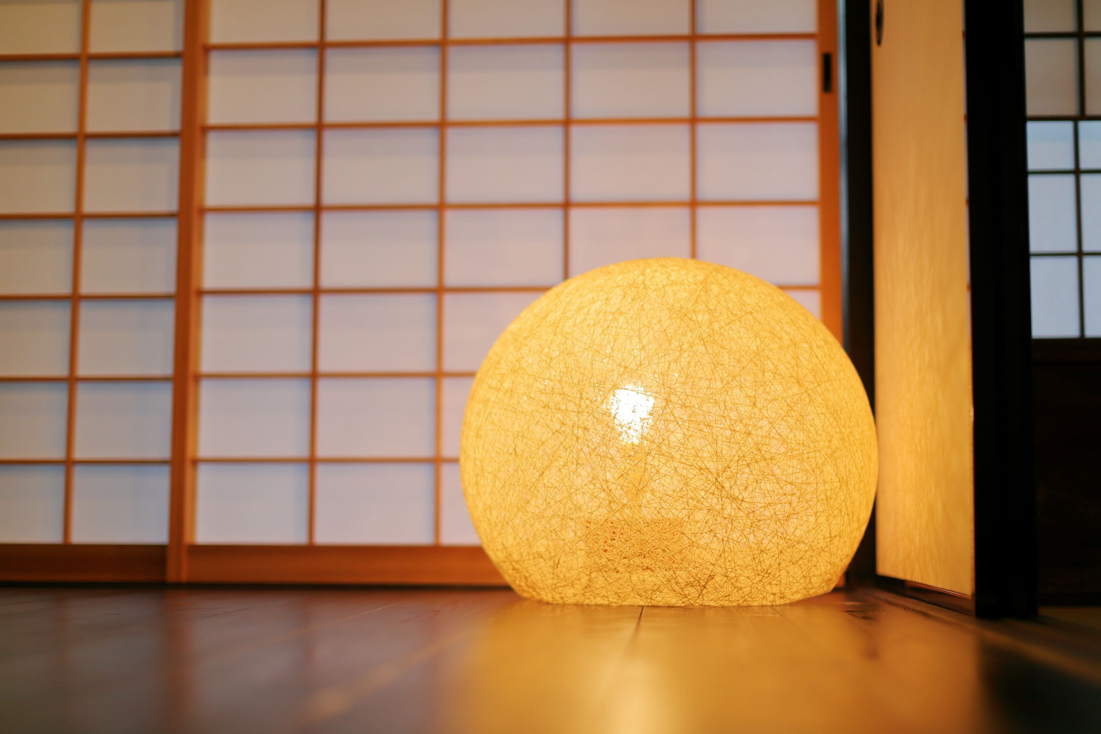 Una habitación japonesa tradicional con suelo de tatami y puertas correderas shoji.