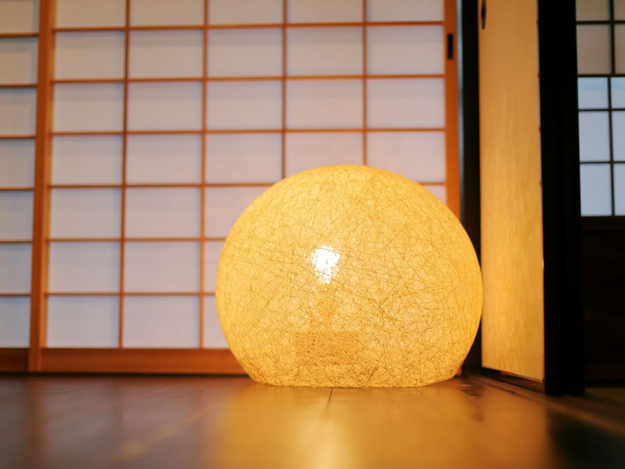Una habitación japonesa tradicional con suelo de tatami y puertas correderas shoji.