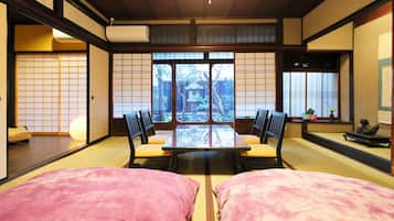 傳統四人房 (Japanese Style) | 羽絨被、獨特裝潢、布置獨特、書桌