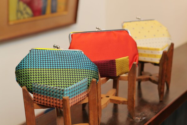 Three hexagonal cushions on wooden chairs. - Tanoya (Kyoto)