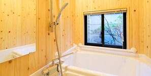 Habitación con 2 camas individuales, vistas al jardín | Bañera profunda