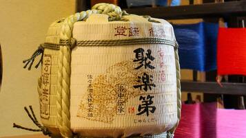 Een traditioneel Japans sakevat met inscripties en een touwgreep.