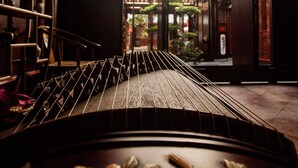 A traditional Japanese interior with tatami flooring, wooden beams, and sliding doors. - Chaozhou Manju Inn (Chaozhou)