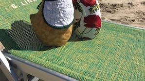 Una silla con forma de camello con estampado floral y un letrero que dice 