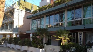 Un hotel con fachada moderna, ventanas amplias y un cartel que indica que es el Hotel Ondina & Milaz.