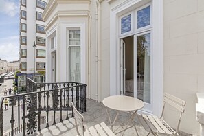 Executive Apartment, 2 Bedrooms with Balcony | Balcony - Chesham Court (London)