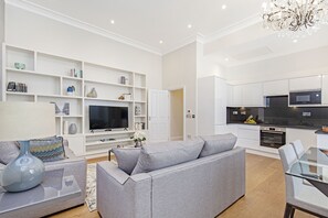 Executive Apartment, 2 Bedrooms with Balcony | Olohuone | LCD-televisio