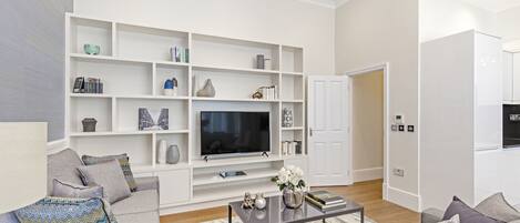 Executive Apartment, 2 Bedrooms with Balcony | 거실 | LCD TV