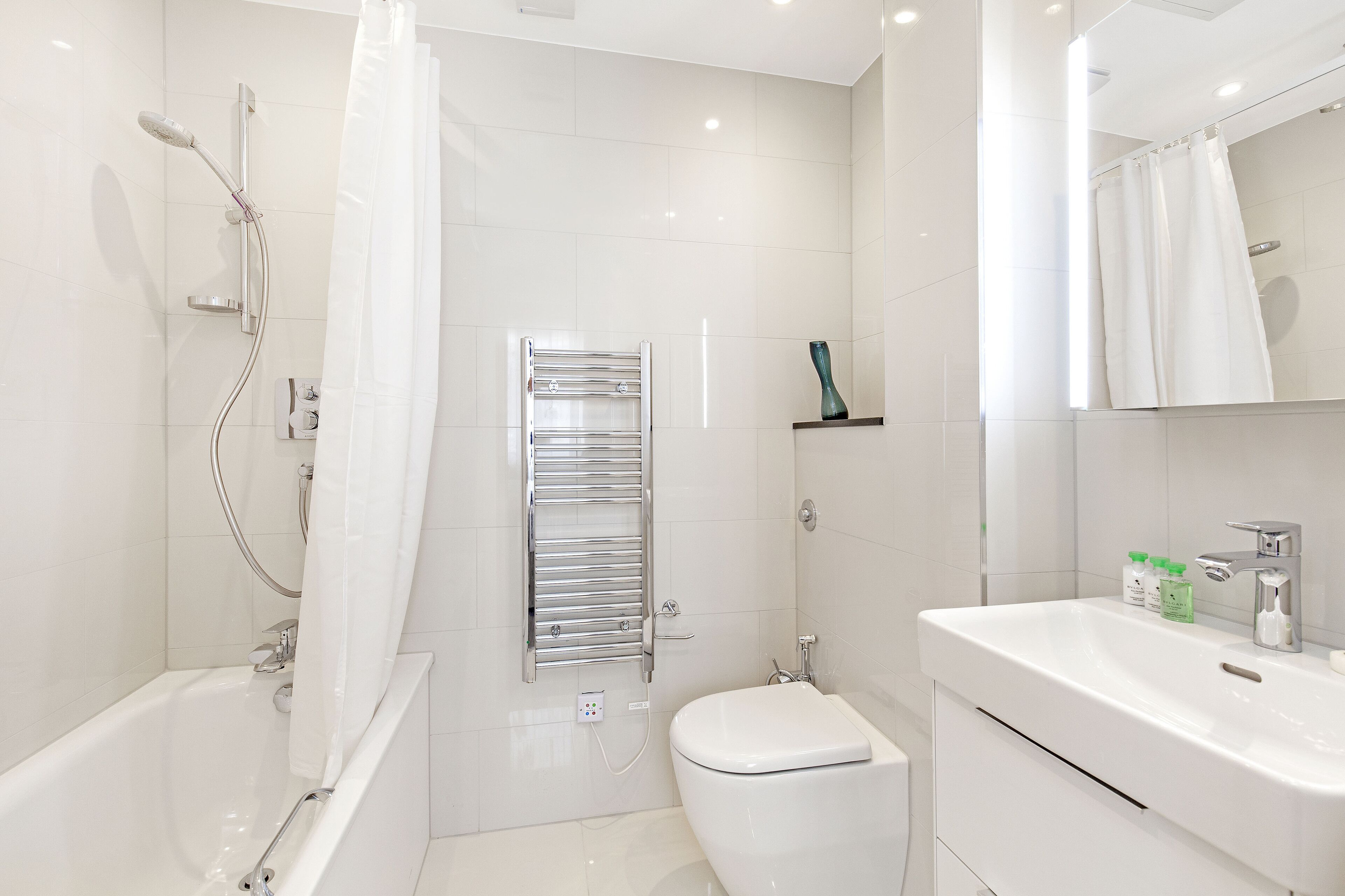 Deluxe-Apartment | Badezimmer | Kostenlose Toilettenartikel, Haartrockner, Handtücher, Seife