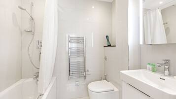 Deluxe-Apartment | Badezimmer | Kostenlose Toilettenartikel, Haartrockner, Handtücher, Seife