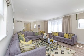 Three Bedroom Penthouse with Terrace | 客廳 |  LCD 液晶電視