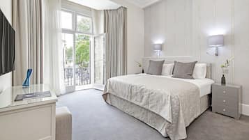 Executive Apartment, 2 Bedrooms with Balcony | 3 quartos, cofres nos quartos, individualmente decorados, escrivaninha