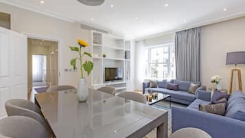 Deluxe-Apartment | Essbereich im Zimmer