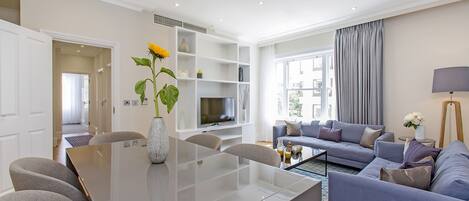 Deluxe 2-Bedroom Apartment | In-room dining