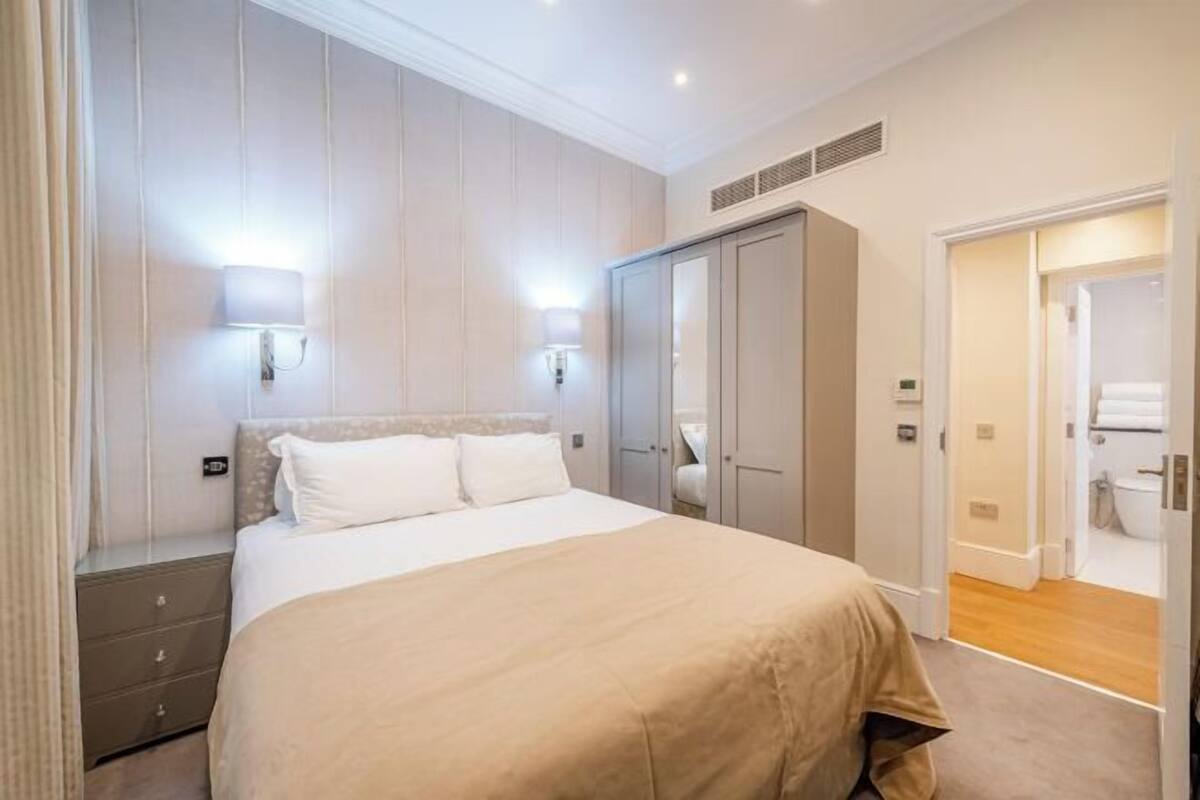 3 soveværelser, pengeskab på værelset, individuelt design, skrivebord