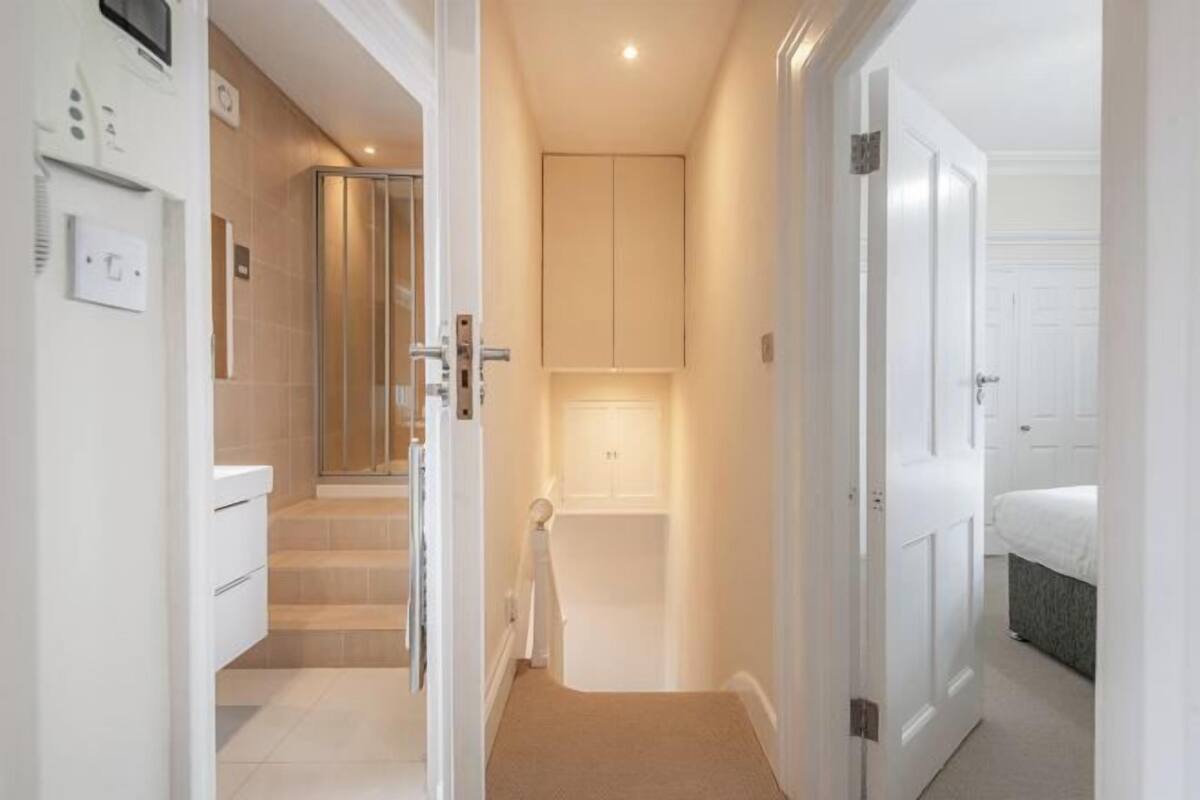 3 soveværelser, pengeskab på værelset, individuelt design, skrivebord