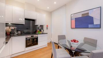 Deluxe Apartment, 1 Bedroom | Eigene Küche | Wasserkocher mit Kaffee-/Teezubehör, großer Kühlschrank, Mikrowelle