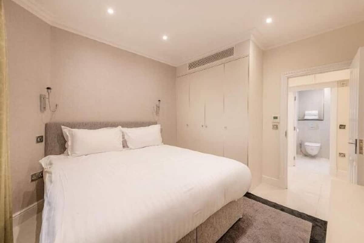 In-room safe, individually decorated, desk, laptop workspace