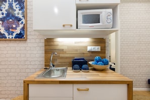 Deluxe Apartment, 1 Bedroom | Private kitchen | Fridge, microwave, stovetop, electric kettle