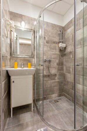 Deluxe Studio | Bathroom shower - Budapest Holidays Fashion (Budapest)