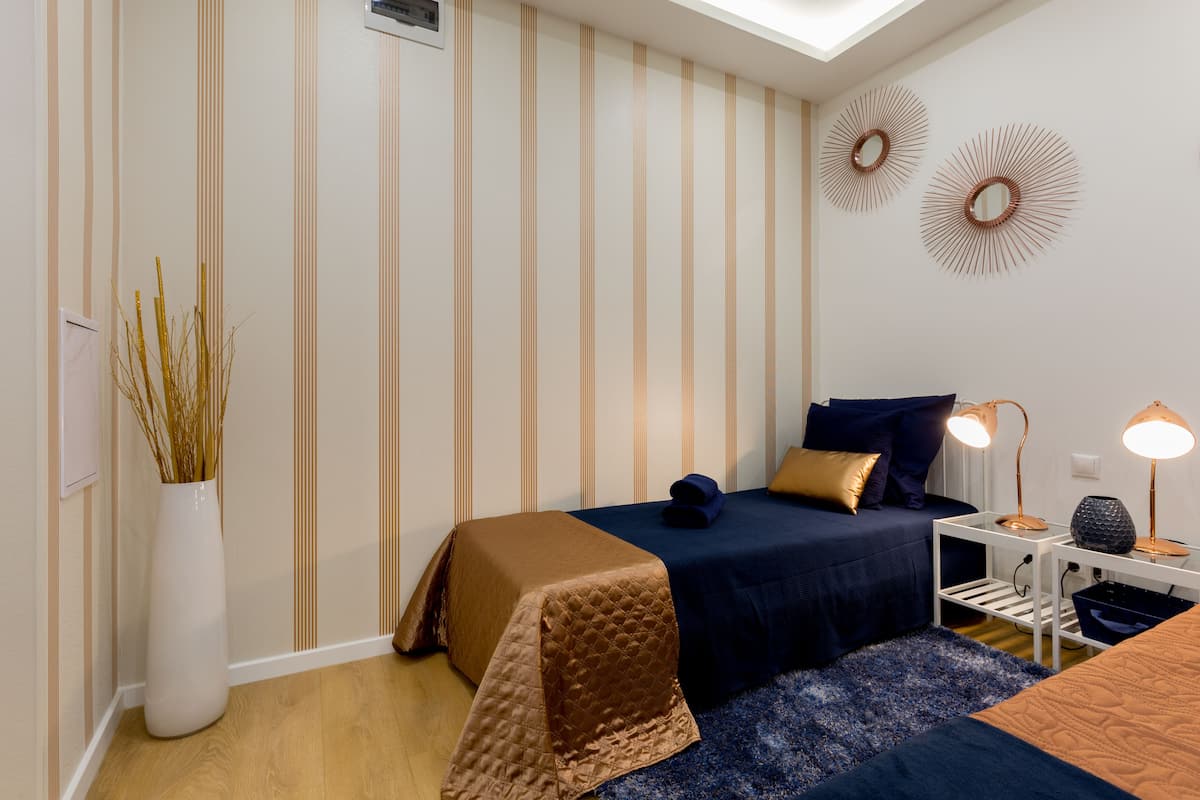 Sistema de insonorización, tabla de planchar con plancha y wifi gratis