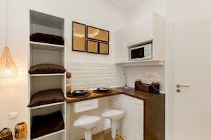 Estudio de diseño | Cocina privada | Frigorífico, microondas, placa de cocina y hervidor eléctrico
