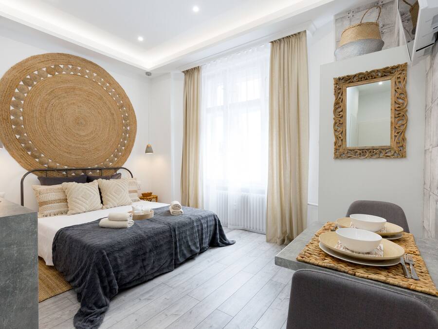 Deluxe Studio | Soundproofing, iron/ironing board, free WiFi