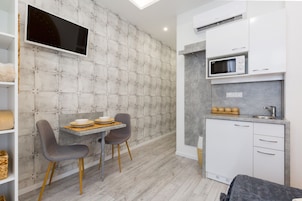 Estudio Deluxe | Cocina básica privada | Frigorífico, microondas, placa de cocina y hervidor eléctrico