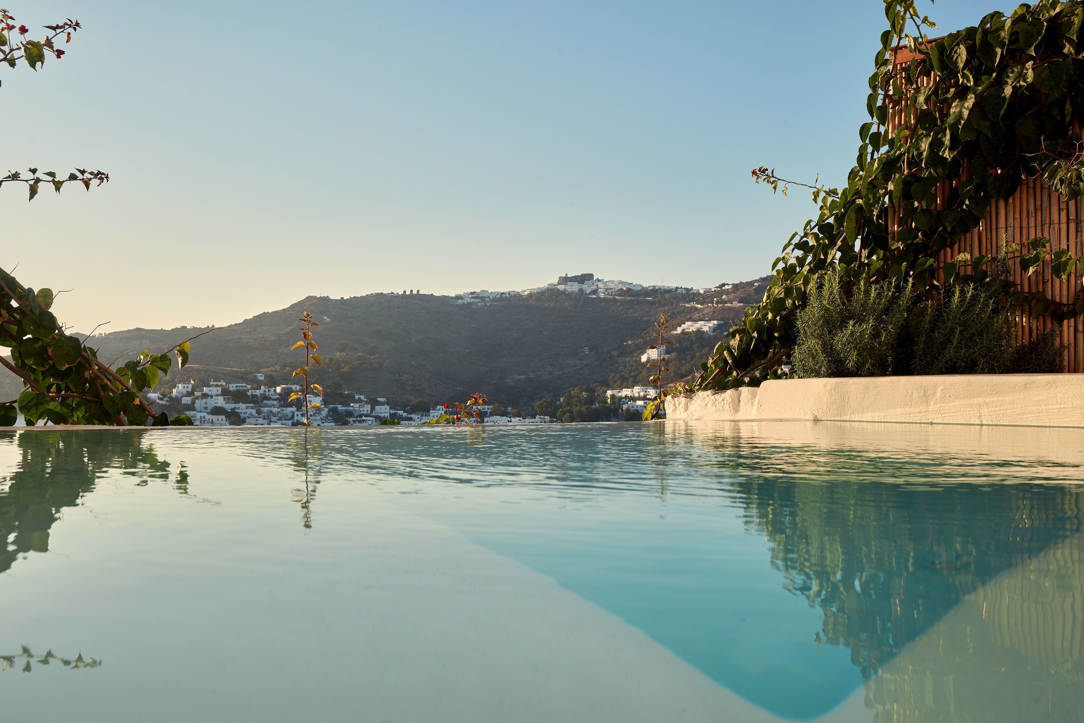 Piscine à débordement