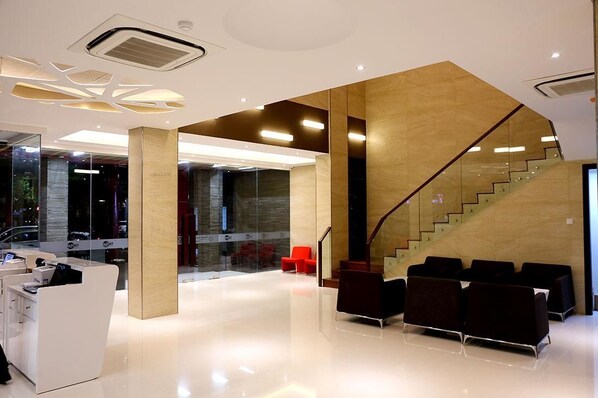Lobby sitting area - Grand Citihub Hotel at Panakkukang (Makassar)