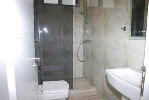 Shower, free toiletries, towels - Elegance Apartments (Sarandë)