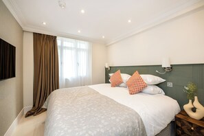 ملاءات للفراش لا تسبب الحساسية وخزنة داخل الغرفة ومكتب وستائر تعتيم