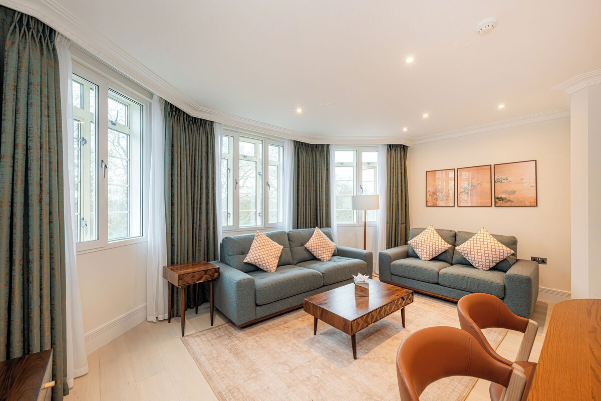 Three Bedroom Executive Apartment | 客廳 | 40 吋智能電視連數碼電視頻道
