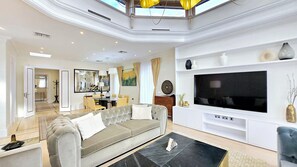 Presidential Penthouse | Living area | 40-inch Smart TV with digital channels - Fountain House (London)