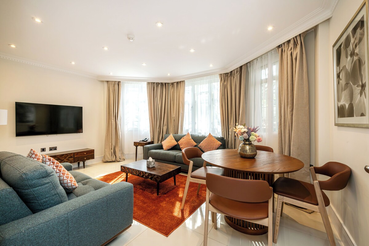 Two Bedroom Standard Apartment | 客廳 | 40 吋智能電視連數碼電視頻道