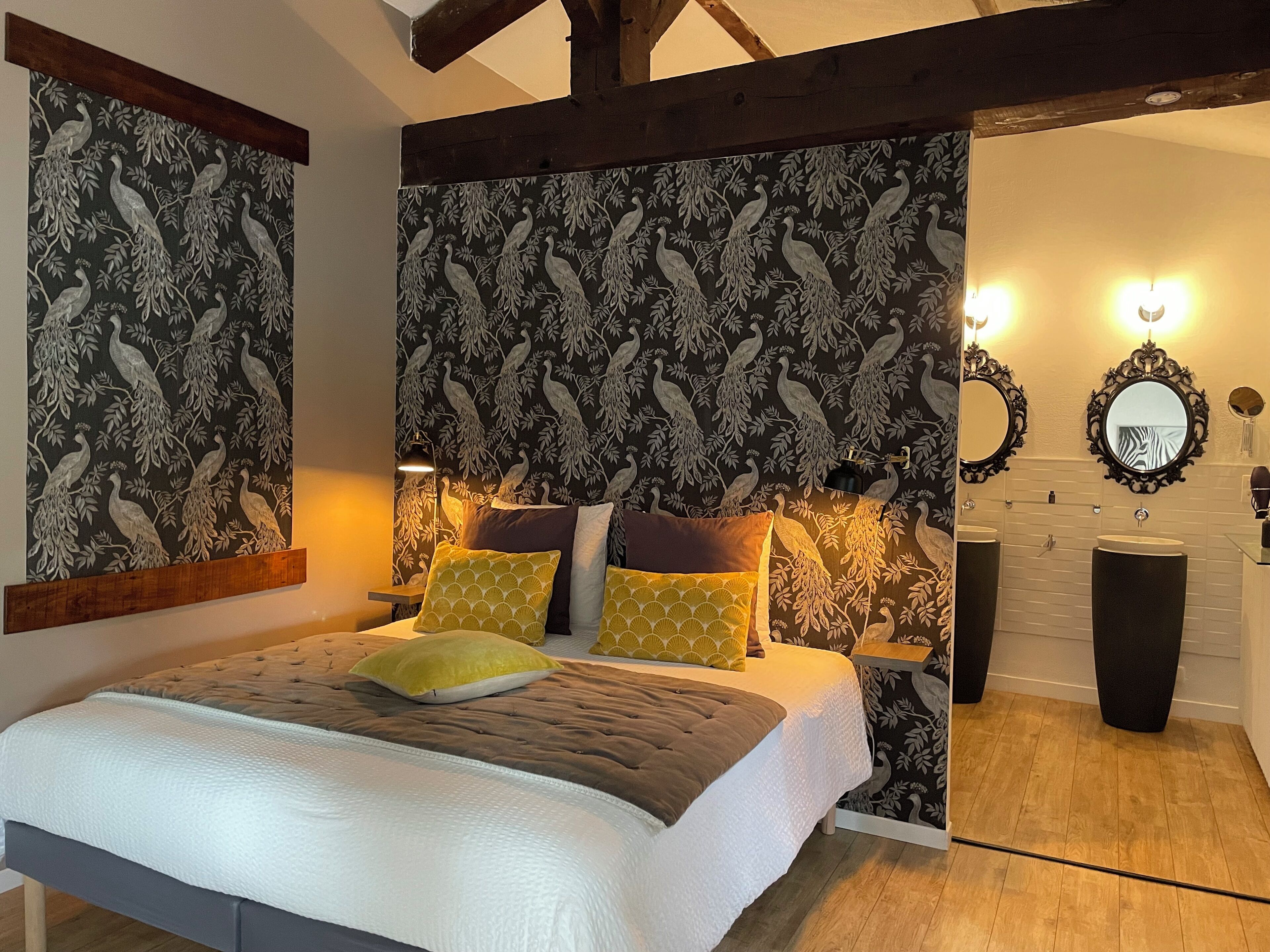 Habitación superior con 1 cama doble o 2 individuales, baño privado, vistas a la piscina (et jardin) | Ropa de cama de alta calidad y colchones con acolchado adicional