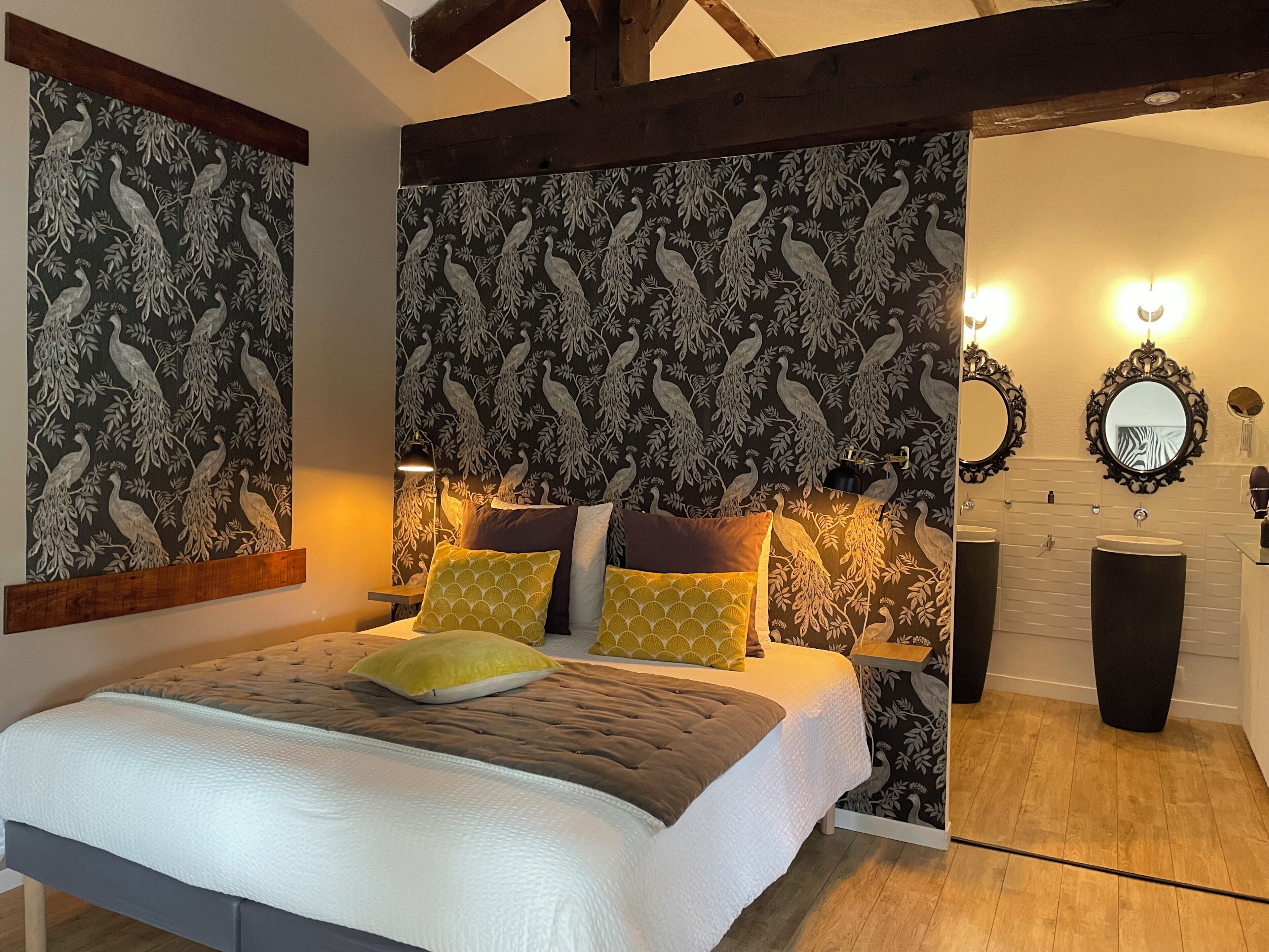 Habitación superior con 1 cama doble o 2 individuales, baño privado, vistas a la piscina (et jardin) | Ropa de cama de alta calidad y colchones con acolchado adicional