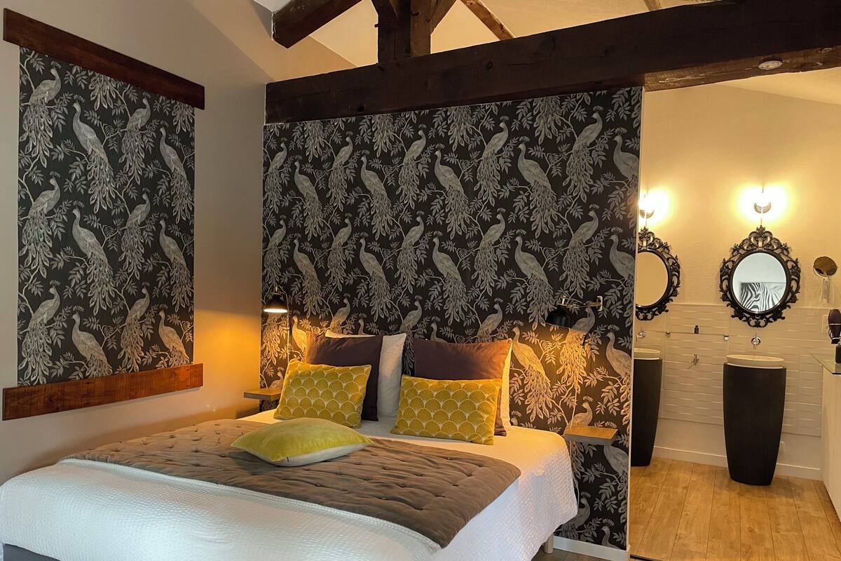 Habitación superior con 1 cama doble o 2 individuales, baño privado, vistas a la piscina (et jardin) | Ropa de cama de alta calidad y colchones con acolchado adicional